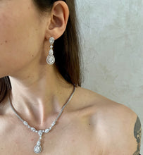 Load image into Gallery viewer, Collana in argento e zirconi ricoperta di platino Diamonfire Bridal
